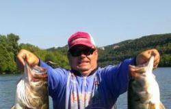 Donnie O'Neal's catches on a YUM Flash Mob Jr. consisted of one bass weighing 7.8 pounds, and a second weighing 11.8